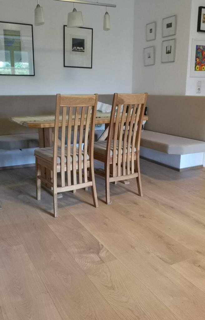 Esstisch mit Holzboden