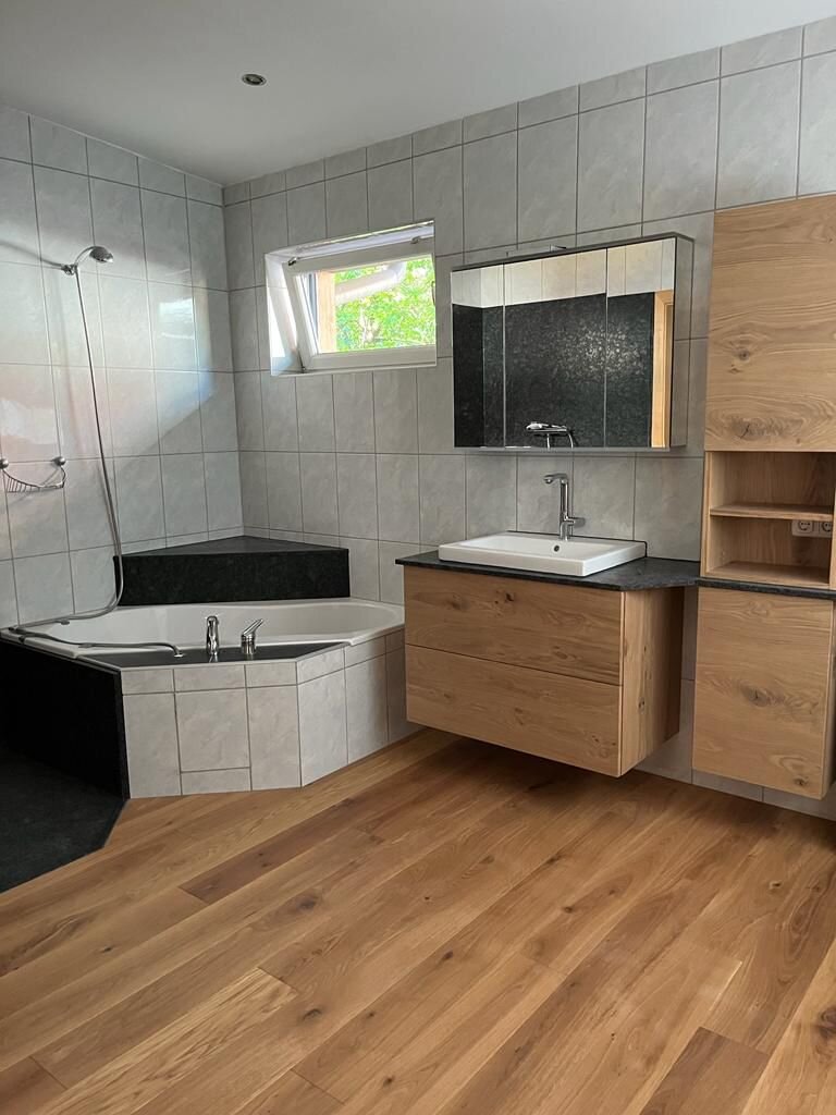 Badezimmer mit Holzboden